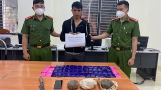 Mang dao nhọn "phòng thân" để vận chuyển 12.000 viên ma túy tổng hợp đi bán