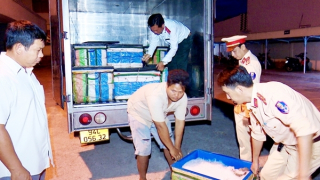 Liên tiếp phát hiện tài xế vận chuyển tôm chứa tạp chất đi tiêu thụ