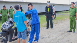 Giả vờ đồng ý quan hệ đồng giới rồi chém người cướp xe máy