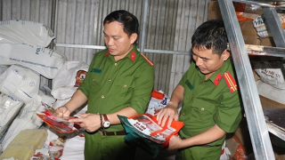 Phát hiện cơ sở sản xuất 1,2 tấn bánh kẹo không rõ nguồn gốc