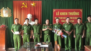 Khen thưởng Công an phường Đông Ba triệt xóa "đại lý" ma túy do 9X cầm đầu