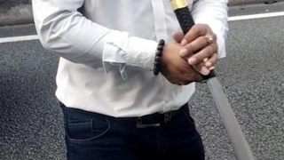 Cầm kiếm "quậy" trên cao tốc, tài xế xe khách bị “treo” bằng lái 3 tháng