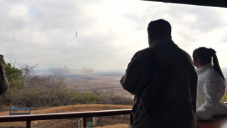 Ông Kim Jong-un cùng con gái thị sát vụ phóng tên lửa đạn đạo