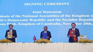 Ký tuyên bố chung lần đầu lập cơ chế Hội nghị cấp cao Quốc hội CLV