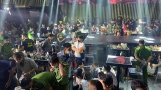 Đột kích vũ trường lớn nhất đất Cảng