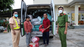 Kiểm tra xe khách, lộ ra 13 bao tải pháo