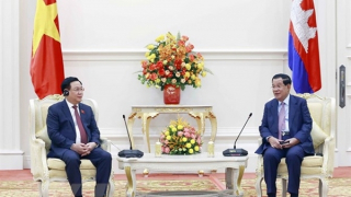 Chủ tịch Quốc hội Vương Đình Huệ hội kiến Thủ tướng Campuchia Hun Sen