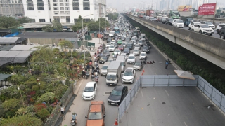 Ùn tắc ở Hà Nội: Gỡ chỗ này, rối chỗ kia