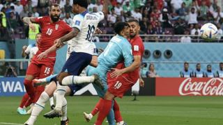 Iran thảm bại trước Anh, thủ môn gặp chấn thương khủng khiếp