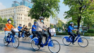 Người dân “hóng” dịch vụ cho thuê xe đạp tại Hà Nội