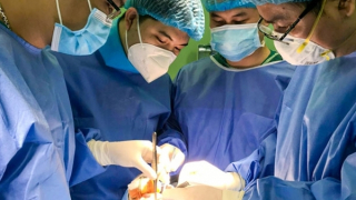 Phẫu thuật thành công cho bé sơ sinh 17 ngày tuổi bị hở sọ mặt