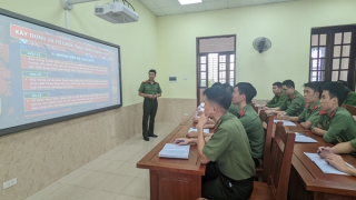 Thầy giáo trẻ ba lần được Bộ trưởng Bộ Công an tặng Bằng khen