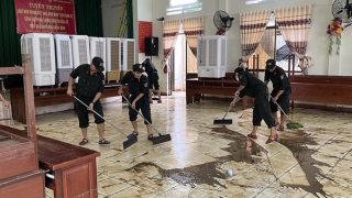 Lực lượng Công an giúp dân khắc phục hậu quả mưa lũ