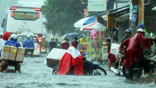 Miền Bắc nắng nhẹ, Trung và Nam Bộ mưa tầm tã