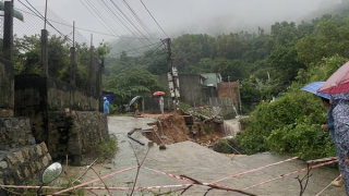 Sạt lở con đường độc đạo, 30 hộ dân bị cô lập