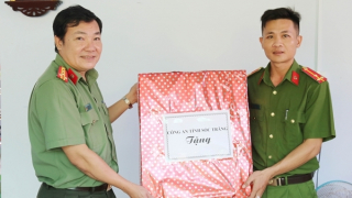 Công an Sóc Trăng trao nhà nghĩa tình đồng đội