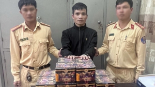 Đụng CSGT, thanh niên chở “bao tải lạ” định quay xe tẩu thoát