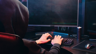 Mất tiền tỷ vì tình ảo