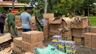 Dùng xuồng máy chở 2 tấn pháo qua biên giới