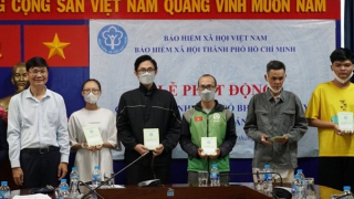 Tặng sổ BHXH và thẻ BHYT cho người dân có hoàn cảnh khó khăn