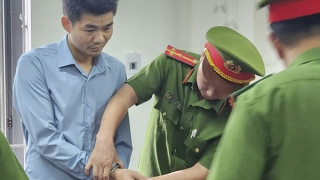 Chiếm đoạt hàng trăm triệu đồng, cán bộ Ban Quản lý Dự án bị bắt