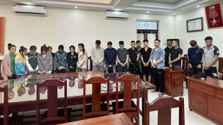 Bắt nhóm bay lắc, thu giữ 29 bình khí và hàng nghìn quả bóng cười