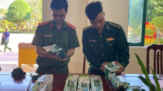 Ngư dân nhặt 7kg ma túy đá trên biển đem nộp cơ quan chức năng