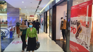Ngày Black Friday giảm giá sâu nhưng người mua thưa vắng