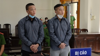 Mua súng "phòng thân", 2 người đàn ông lĩnh án