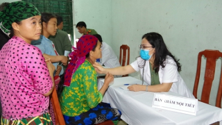 Về xã biên giới vùng cao khám bệnh, trao quà cho bà con nghèo