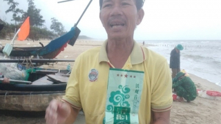 Đi đánh cá, ngư dân vớt được 7 kg ma tuý đá