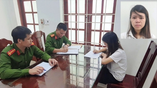 Nhận cài đặt tài khoản cho người cao tuổi rồi “nuốt” luôn tiền trợ cấp