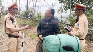 “Anh mới uống một tí thôi… mong các chú thông cảm”