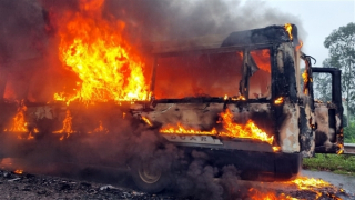 "Bà hỏa" đốt rụi xe khách trên cao tốc