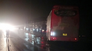 Xe khách đâm đuôi đầu kéo, tài xế và phụ xe tử vong