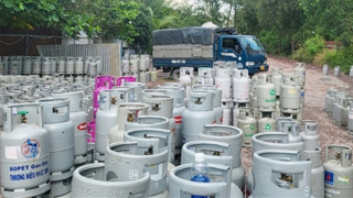 Cơ sở sang chiết gas lậu quy mô lớn núp bóng trong bãi đậu xe