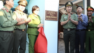 Trao tặng nhà nghĩa tình đồng đội