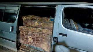 Xe khách hết hạn đăng kiểm nhồi nhét hàng chục khúc gỗ lậu