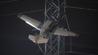 Máy bay đâm phải cột điện cao thế ở Mỹ