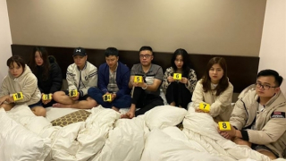 Bốn cặp đôi “quây quần” trong nhà nghỉ để chơi... ma túy