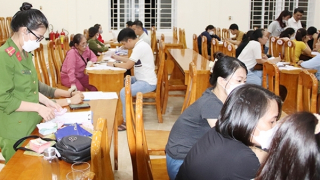 Gần 300 Cảnh sát vây bắt 100 con bạc khát nước