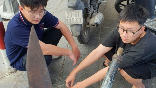 Hung khí đáng sợ dưới cốp xe máy của 2 “trẻ trâu”