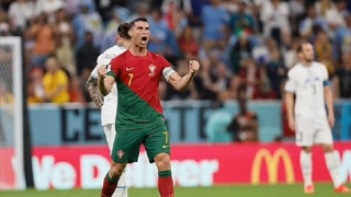 Ronaldo có pha "tẽn tò", xác định 3 đội đi tiếp vòng 2
