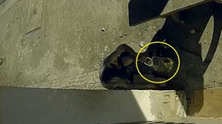 Chế 5 lít xăng trước cổng nhà hàng xóm rồi châm lửa đốt