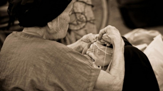 Đùm nhau lành rách hỡi ai ơi