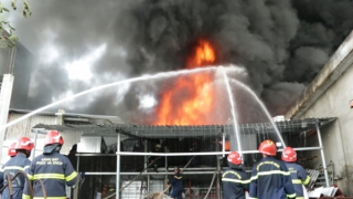 Cảnh sát huy động gần 30 xe chữa cháy dập lửa kho phế liệu