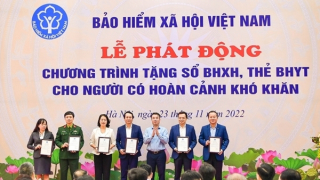 Vietcombank tặng sổ bảo hiểm xã hội, thẻ bảo hiểm y tế trị giá 5 tỷ đồng cho người có hoàn cảnh khó khăn
