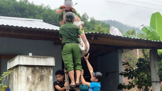 Người Cơ Tu mình rất yêu quý cán bộ Công an xã