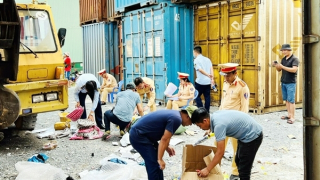 Phát hiện 2 container hàng hóa không nguồn gốc