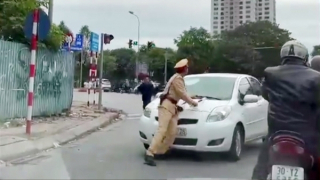 Vi phạm giao thông, nữ tài xế “ủn” luôn CSGT trên phố